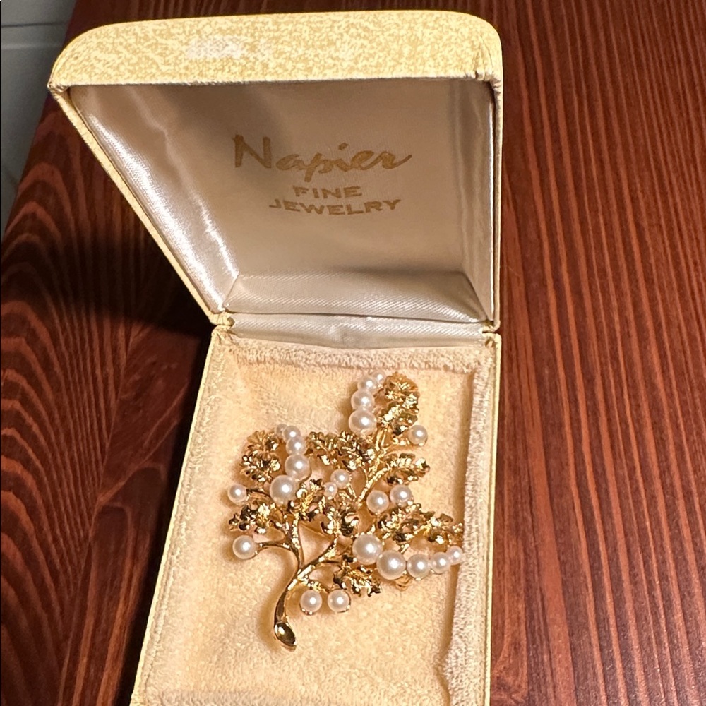 Vintage gold tone Napier brooch with tree & faux pearls - Picture 12 of 14